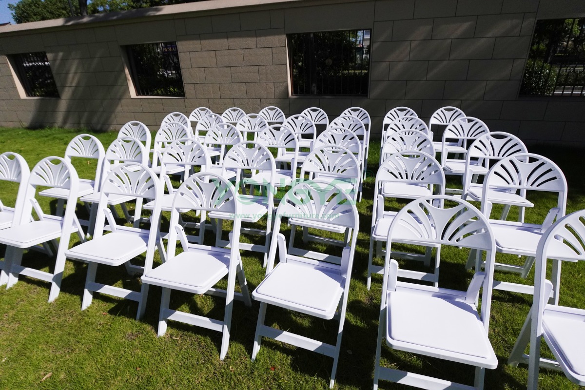 Fan Back Resin Folding Chair1.png