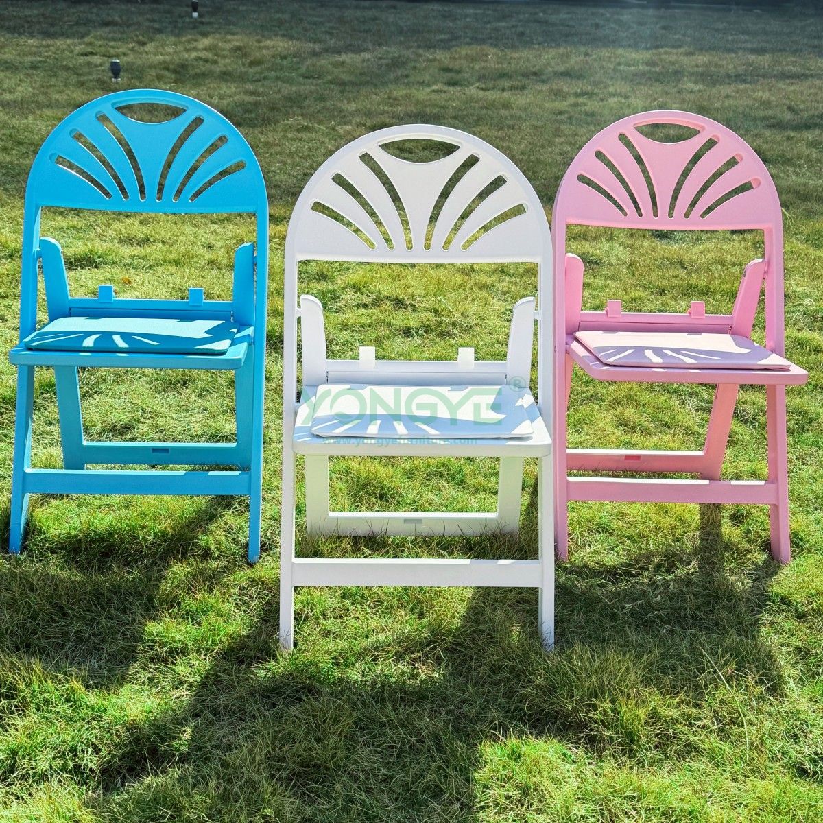 Kids Fan Back Resin Folding Chair2.jpg
