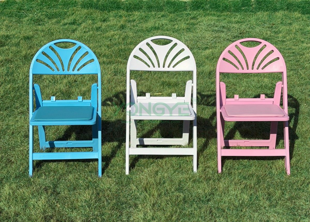 Kids Fan Back Resin Folding Chair10.jpg