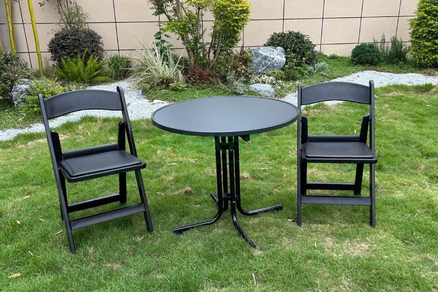Round Table+Resin Folding Chair1.png